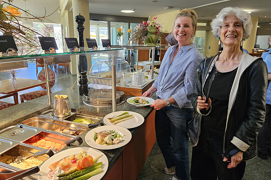 Das Buffett ist bunt und bietet auch saisonale Köstlichkeiten, im Frühjahr natürlich grünen und weissen Spargel. Geniesserinnen Gabi Kopp (r.) und Daniela Freeman langen zu.