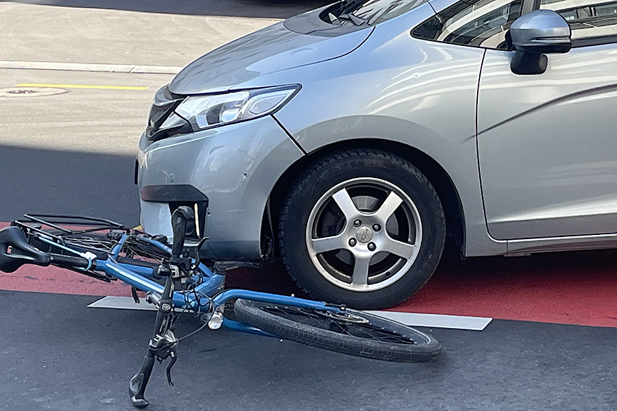 Velofahrende kommen in der Stadt Luzern unter die Räder. Hier wortwörtlich an der Kreuzung Taubenhausstrasse/Sälistrasse.