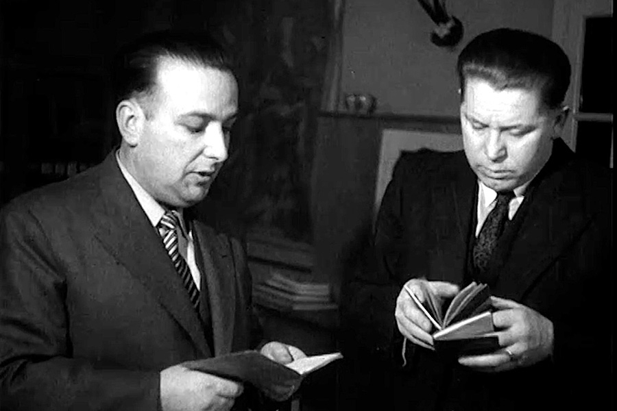 Luzerner Kantonspolizisten präsentieren die falschen Pässe der Kunsträuber.. Bild: Still aus der Schweizer Filmwochenschau «Die Goya-Diebe gehen der Luzerner Kantonspolizei in die Fänge»