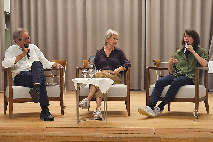   32 Jahre Altersunterschied, aber gedanklich nicht allzu weit voneinander entfernt: Ruedi Meier und Kaltërina Latifi (r.) erläuterten gegenüber Barbara Stöckli und dem Publikum, wie sie sich Dialogbereitschaft vorstellen.