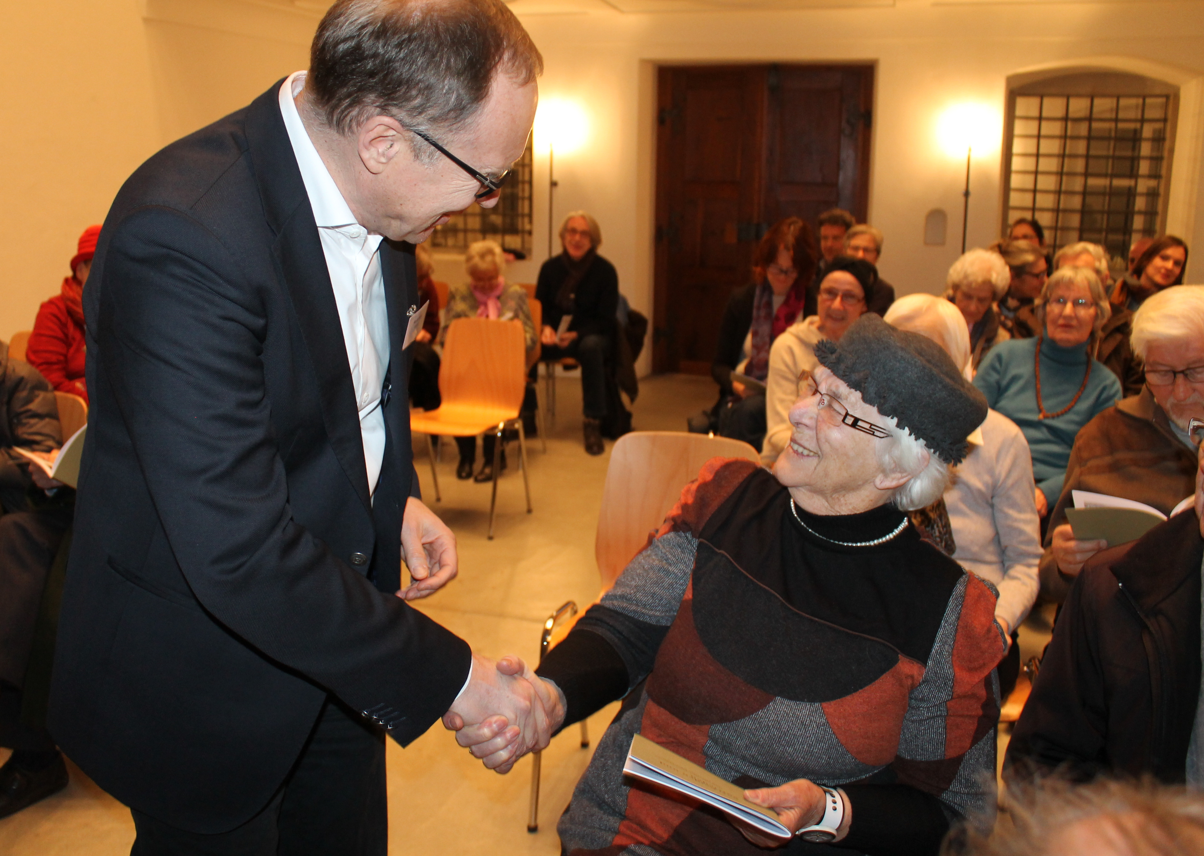 Stadtrat Martin Merki übergibt die Broschüre an Verena Baumgartner