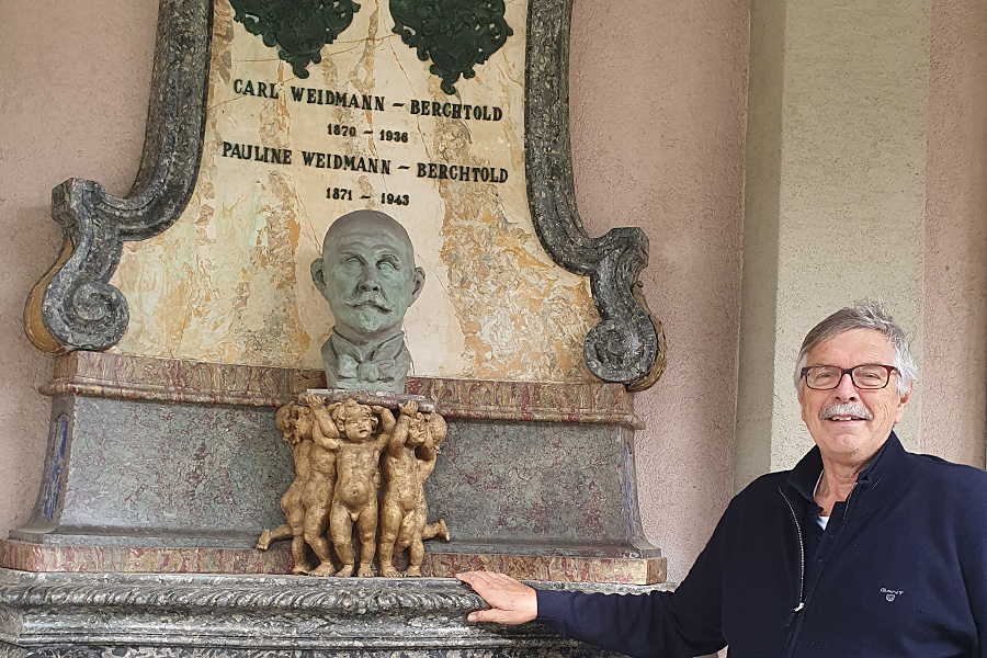 Jürg Stadelmann am Grabmal von Carl Weidmann-Berchtold: eine Selbstinszenierung über den eigenen Tod hinaus.