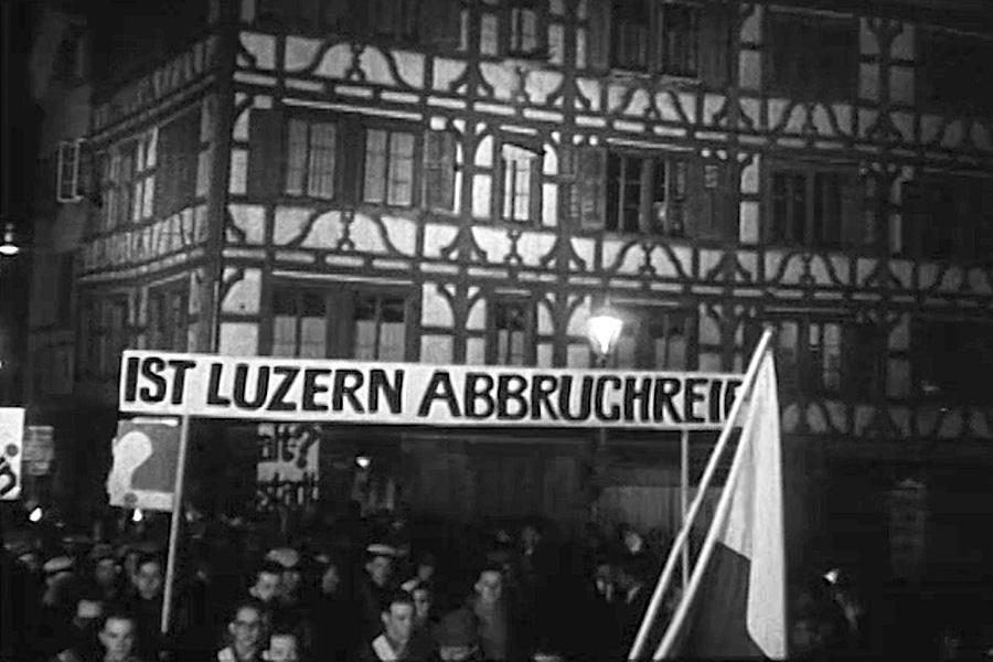 Protestmarsch der Jugend vor dem Leszinski-Haus auf der Reussbrücke. Bild: Still aus der Schweizer Filmwochenschau «Ist Luzern abbruchreif?»