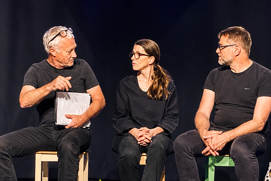 Die Luzerner Gruppe «Theaterkoffer» packt Bilder zur Rente aus.
