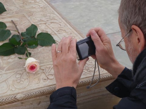 Iranreise 2008: Georg Anderhub an der Arbeit am Grab von Hafiz.
