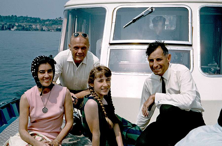 Alfred Waldis (rechts), der Netzwerker: Zusammen mit seiner Tochter Silvia führt er den US-Astronauten John Glenn und dessen Frau Anni im Boot über den Vierwaldstättersee. Bild: zvg