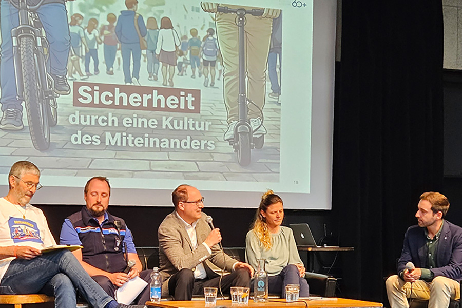 Auf dem Podium (v. l.): Livio Arfini, Forum Luzern60plus; René Jurt, Fachstellenleiter Seniorenschutz Luzerner Polizei; Moderator Raphael Prinz; Elena Wiss, Co-Präsidentin Pro Velo Luzern; Stadtrat Marco Baumann.