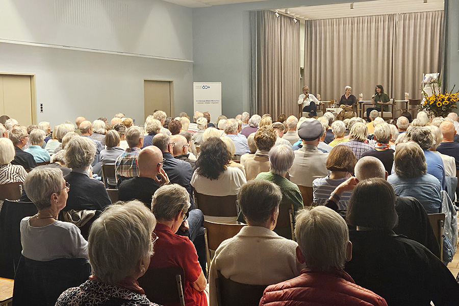 Viele kamen in den Lukassaal, aber es waren keine jungen Leute darunter.
