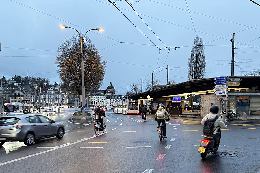 Die Fahrt über den Bahnhofplatz ist für Velofahrer*innen eine Herausforderung.