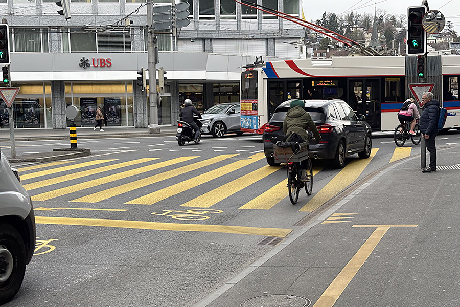 Einfädeln in den Bahnhofplatz.