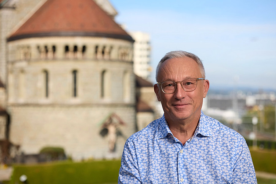 Blickt gern auf Luzern aus einem ungewöhnlichen Winkel, dem Platz vor der Kirche St.Philipp Neri in Reussbühl: Alois Buholzer.