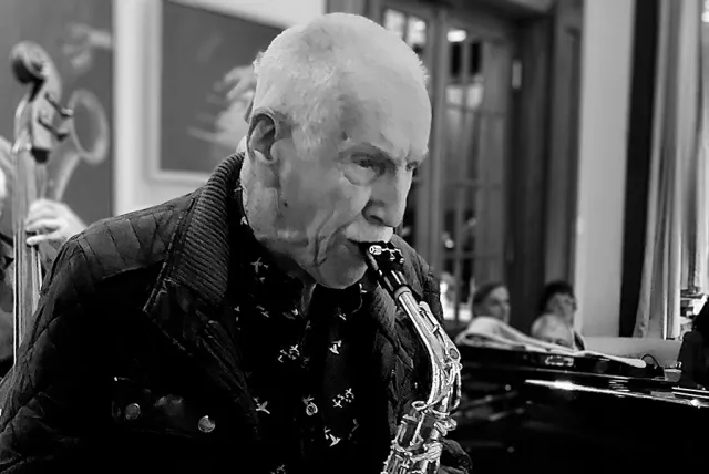 Alt-Saxophonist im hohen Alter