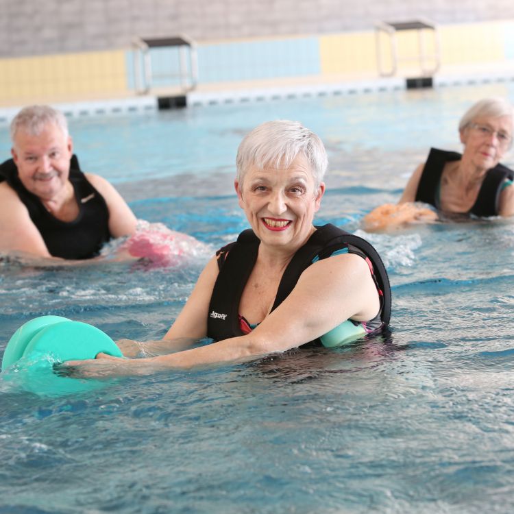 Die Wasserfitness-Kurse im neuen Halbjahreskursprogramm von Bildung+Sport machen Spass.