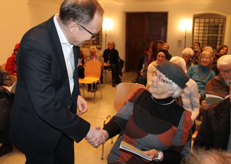Stadtrat Martin Merki übergibt die Broschüre an Verena Baumgartner